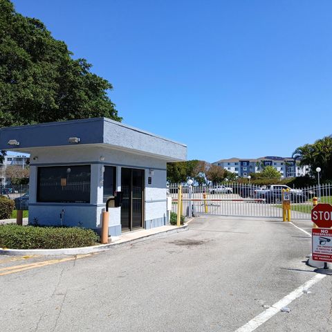 470 Executive Center Drive 4n, West Palm Beach, FL 33401