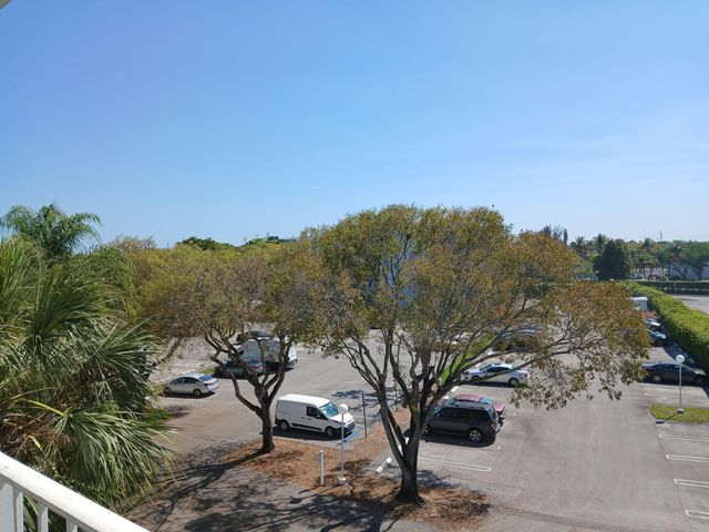 470 Executive Center Drive 4n, West Palm Beach, FL 33401