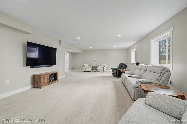 8370 Grist Mill Drive, Fenton, MI 48430