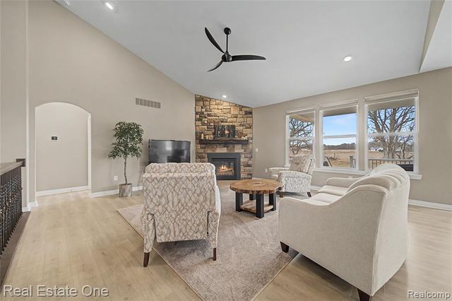 8370 Grist Mill Drive, Fenton, MI 48430