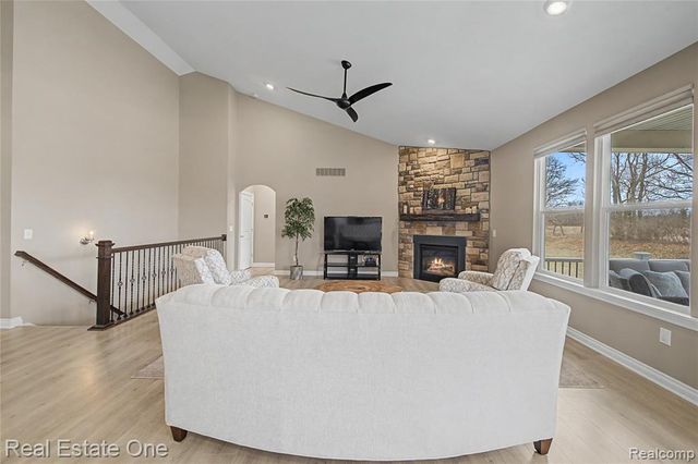 8370 Grist Mill Drive, Fenton, MI 48430