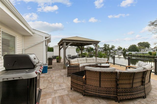 60 Alhambra Road, Massapequa, NY 11758