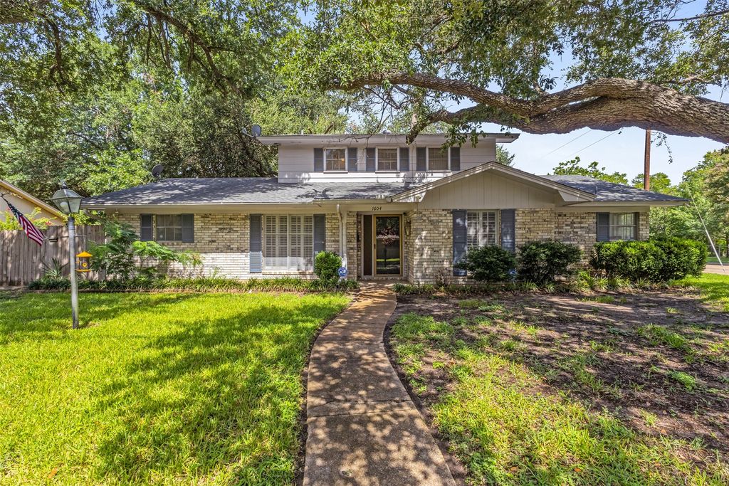 1604 N Cleveland Avenue, Cameron, TX 76520