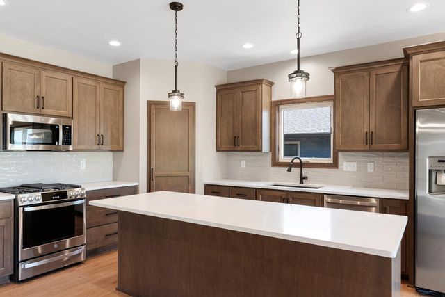 1823 BOBBY JONES DRIVE, De Pere, WI 54115