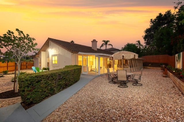 1935 Cresthaven Dr, Vista, CA 92084