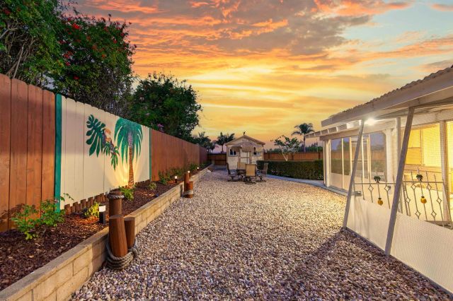 1935 Cresthaven Dr, Vista, CA 92084