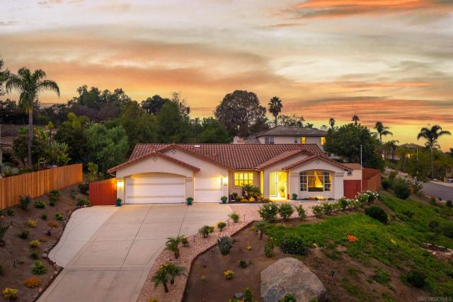 1935 Cresthaven Dr, Vista, CA 92084