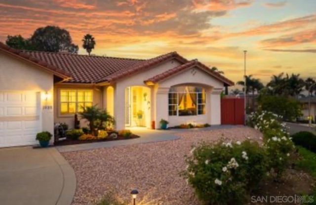 1935 Cresthaven Dr, Vista, CA 92084