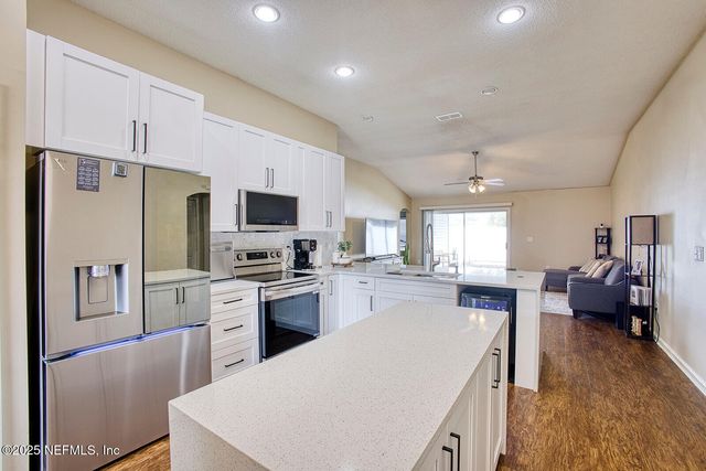 9105 PROSPERITY LAKE Drive, Jacksonville, FL 32244