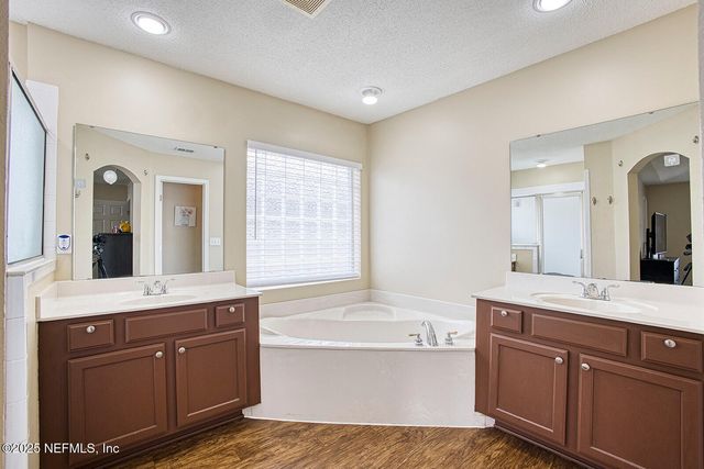 9105 PROSPERITY LAKE Drive, Jacksonville, FL 32244