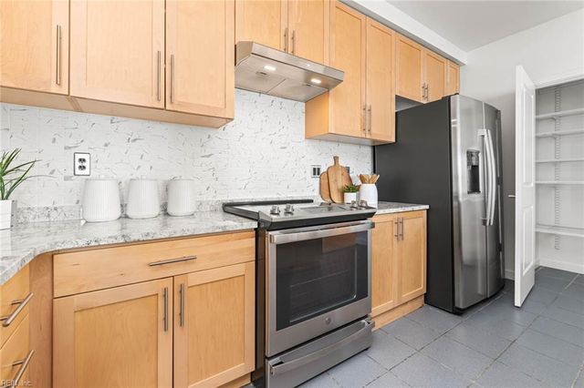 3700 Sandpiper Rd Apt 121, Virginia Beach, VA 23456