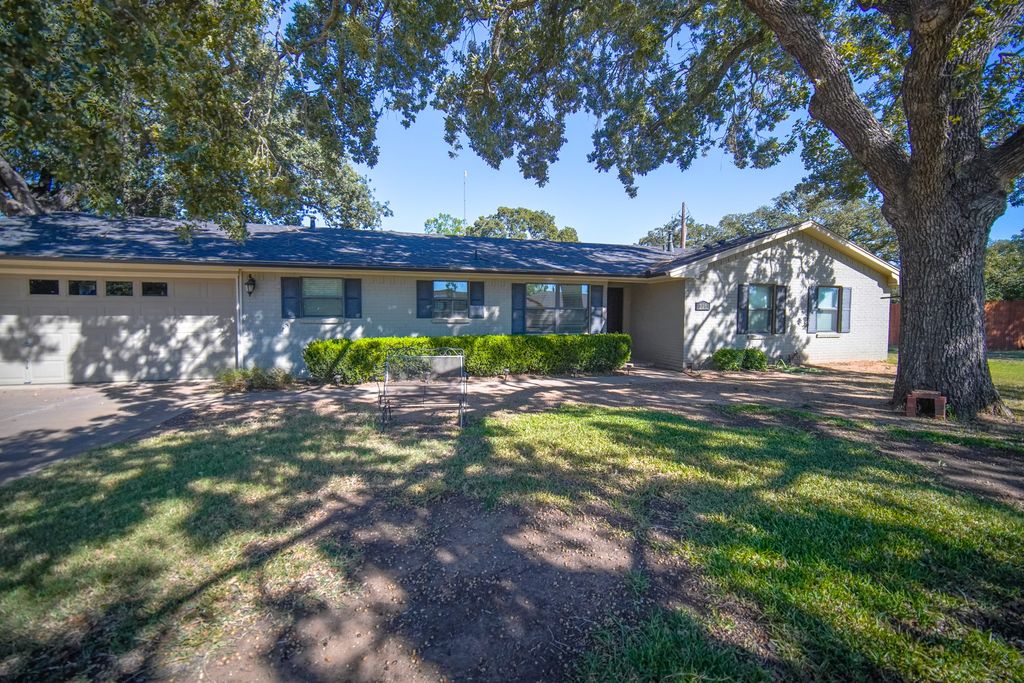 226 Oakridge Street, Jacksboro, TX 76458