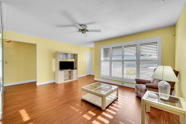 2403 Emerson Cir, Hollywood, FL 33021