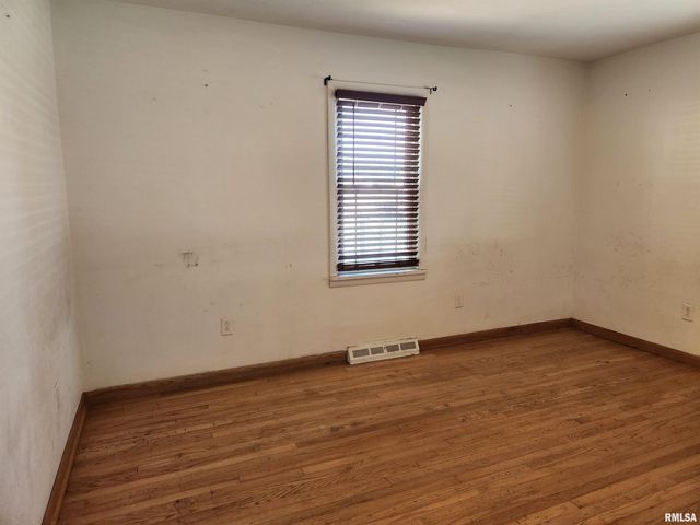 510 N MAIN Street, Woodlawn, IL 62898