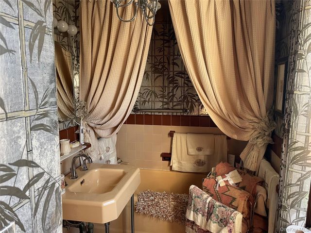 27 Birch Lane, Valley Stream, NY 11581