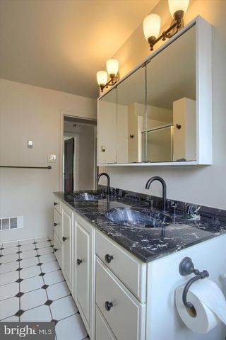 4 OAKLEIGH AVE, Harrisburg, PA 17111