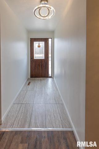 2708 BLOOMINGTON Road, East Peoria, IL 61611