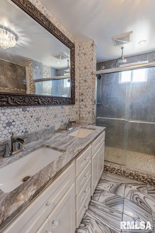 2708 BLOOMINGTON Road, East Peoria, IL 61611