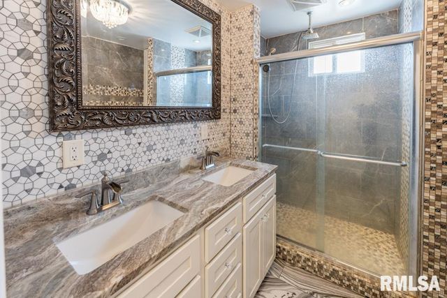 2708 BLOOMINGTON Road, East Peoria, IL 61611