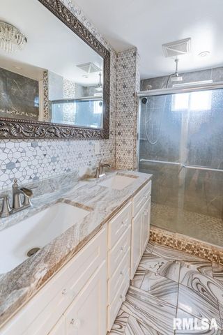 2708 BLOOMINGTON Road, East Peoria, IL 61611