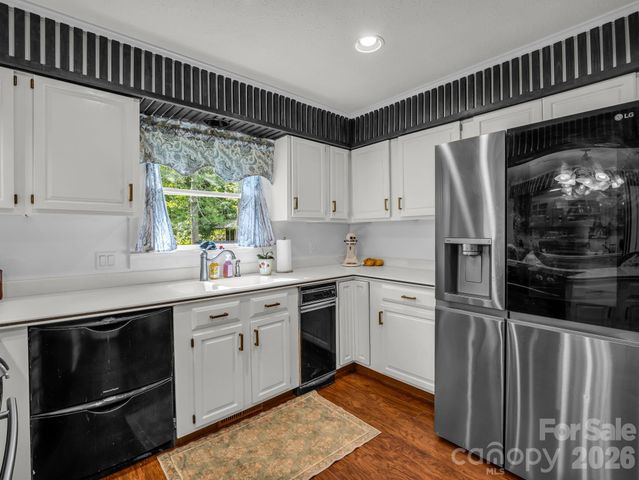 213 Raintree Drive, Hendersonville, NC 28791