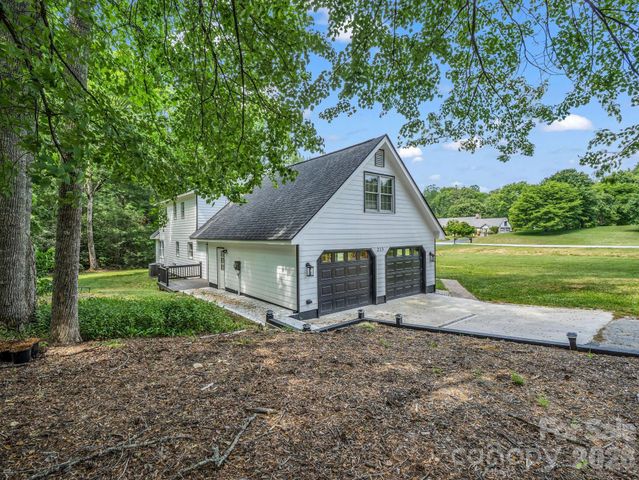 213 Raintree Drive, Hendersonville, NC 28791