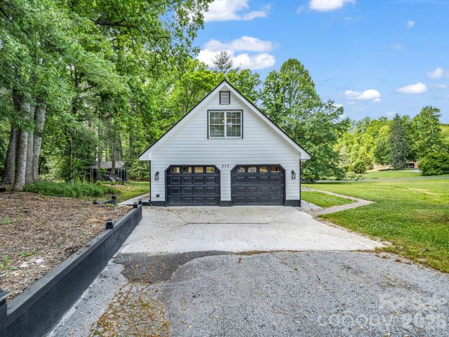 213 Raintree Drive, Hendersonville, NC 28791