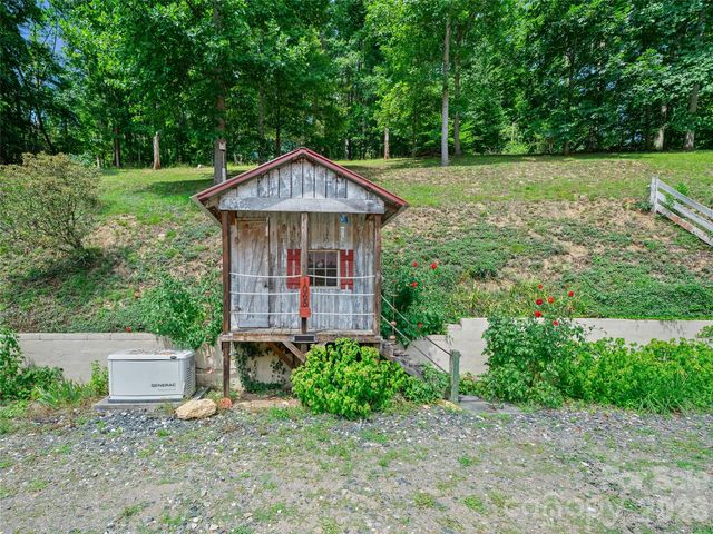 1065 Upper Pig Pen Road, Green Mountain, NC 28740