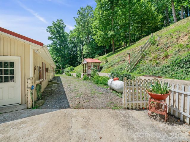 1065 Upper Pig Pen Road, Green Mountain, NC 28740