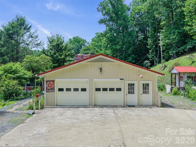 1065 Upper Pig Pen Road, Green Mountain, NC 28740