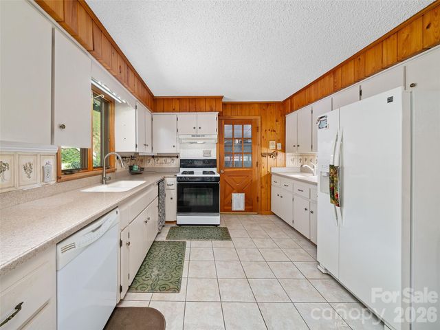 1065 Upper Pig Pen Road, Green Mountain, NC 28740