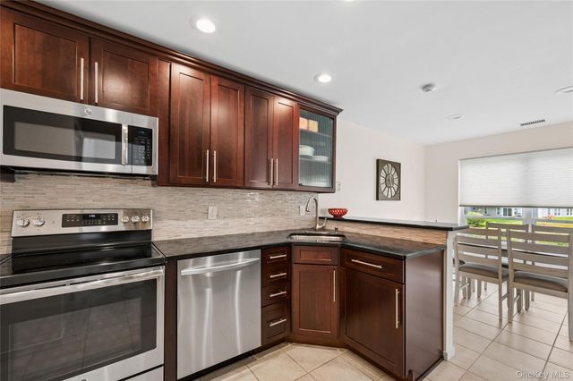 90 Hampton Vista Drive, Manorville, NY 11949