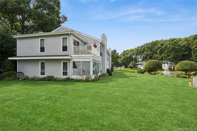 90 Hampton Vista Drive, Manorville, NY 11949
