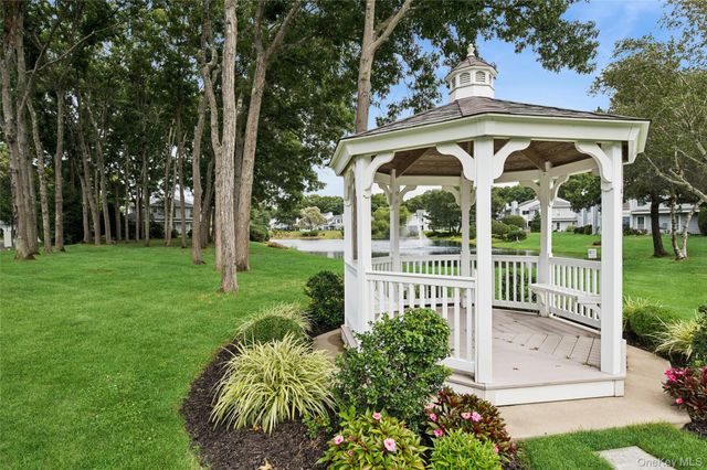 90 Hampton Vista Drive, Manorville, NY 11949