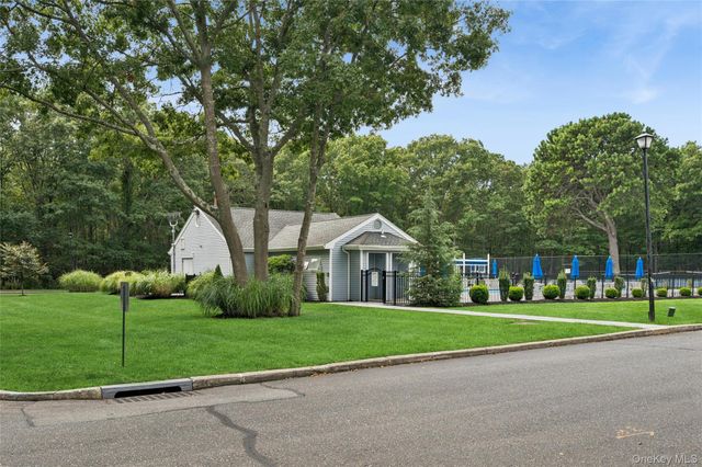 90 Hampton Vista Drive, Manorville, NY 11949