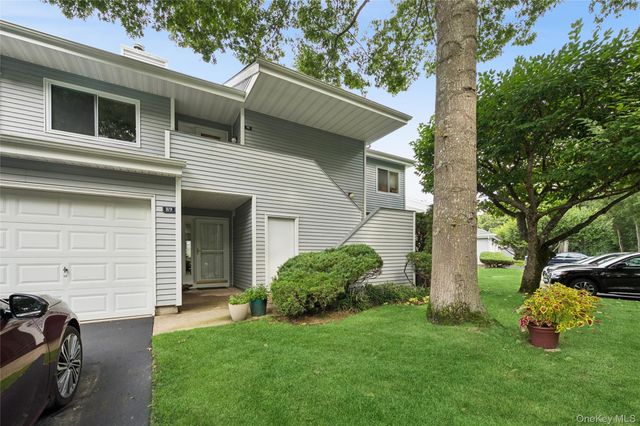 90 Hampton Vista Drive, Manorville, NY 11949