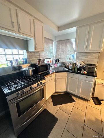 9215 Grandville Avenue, Detroit, MI 48228