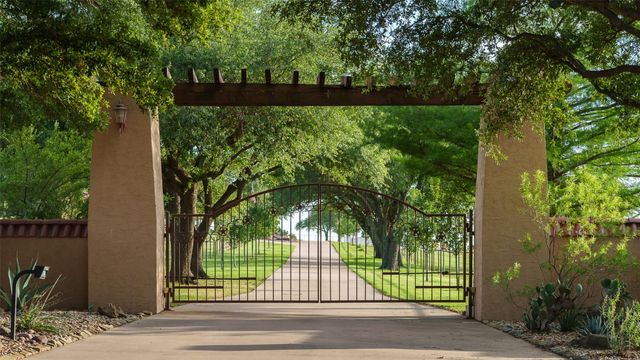701 W Walcott Street, Pilot Point, TX 76258