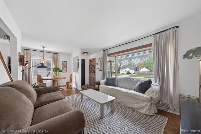 725 S Manitou Avenue, Commerce Twp, MI 48017