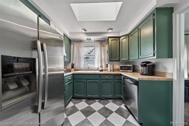 725 S Manitou Avenue, Commerce Twp, MI 48017