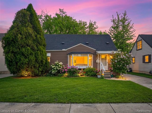 725 S Manitou Avenue, Commerce Twp, MI 48017