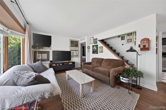 725 S Manitou Avenue, Commerce Twp, MI 48017