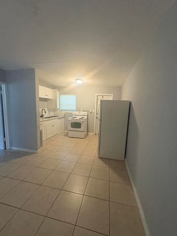 3172 N 2nd Ave Avenue N A, Palm Springs, FL 33461