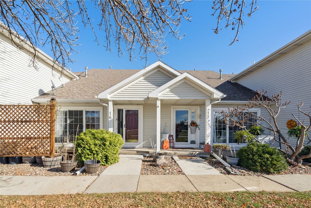 555 SE Laurel Street 16, Waukee, IA 50263