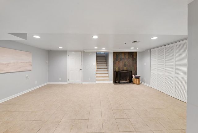 122 W Henderson Road, Columbus, OH 43214