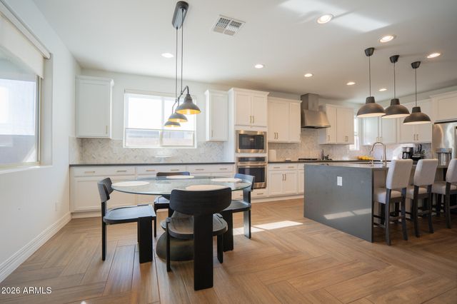 5033 N 81ST Avenue, Glendale, AZ 85303