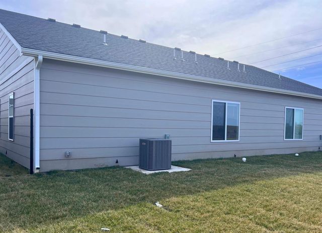 3757 S Bluelake Ct, Wichita, KS 67015