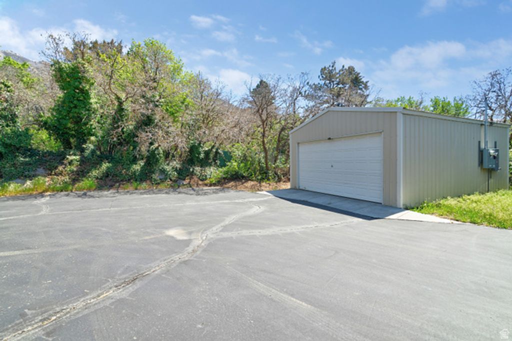 Image 33 of property listing at 2342 E COMBE RD, Uintah, UT 84403