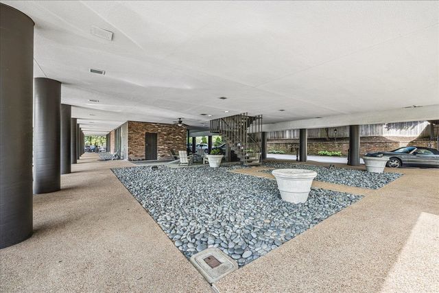 2195 Poplar Ave Apt 303, Memphis, TN 38104