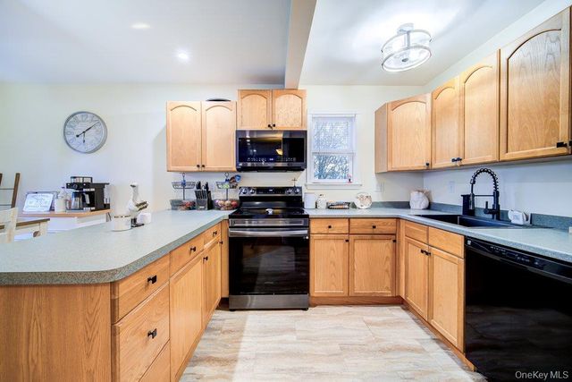 32 Nightingale Trail W, Wurtsboro, NY 12790